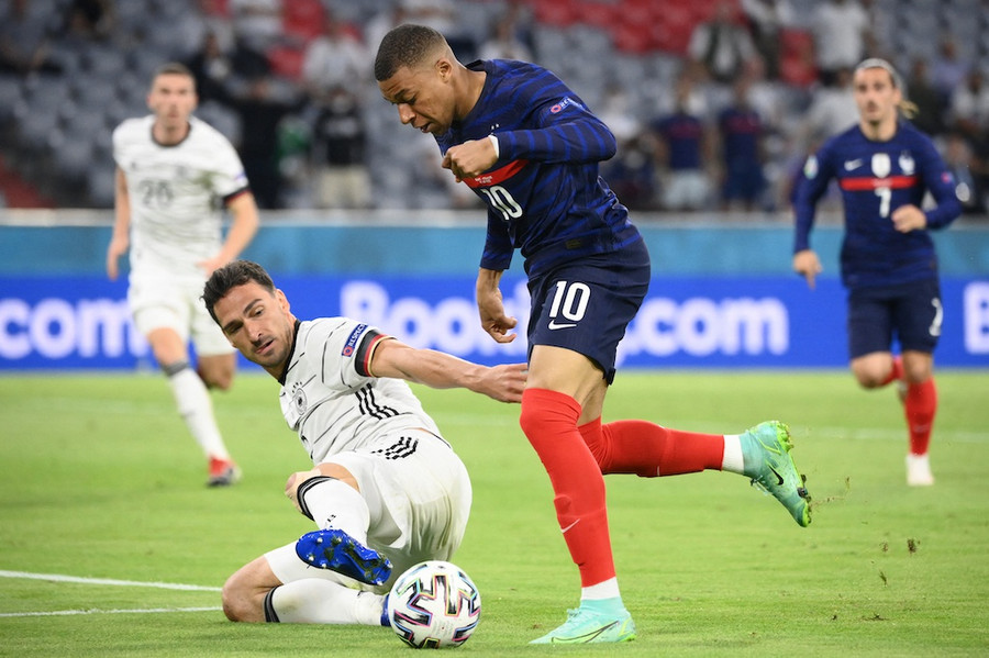 Tốc độ của Mbappe luôn khiến hàng thủ Đức luống cuống -Ảnh: AFP