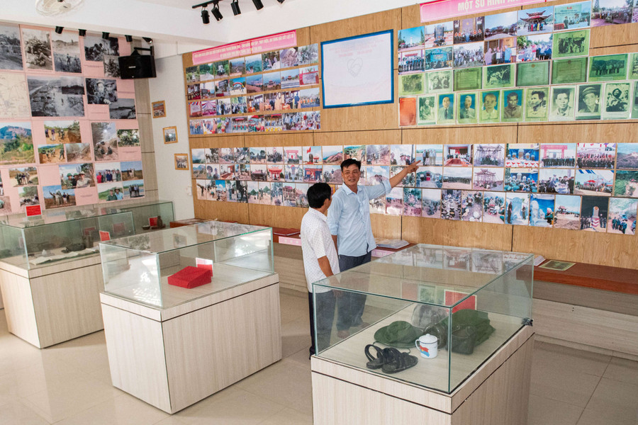 Khu vực trưng bày các kỷ vật, hình ảnh tư liệu liên quan đến Điểm cao 1015 – Đồi Charlie và Điểm cao 1049 – Căn cứ Delta. Ảnh: Đ.T Khu vực trưng bày các kỷ vật, hình ảnh tư liệu liên quan đến Điểm cao 1015 – Đồi Charlie và Điểm cao 1049 – Căn cứ Delta. Ảnh: Đ.T