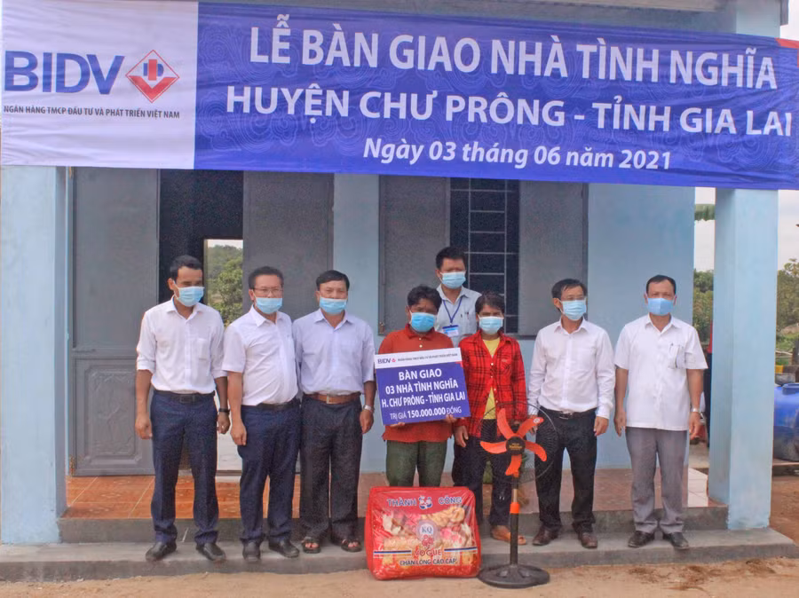 3 Chi nhánh BIDV tại Gia Lai trao tặng nhà tình nghĩa cho gia đình anh Kpuih Gêu, làng Bih, xã Ia Puch, huyện Chư Pr ông