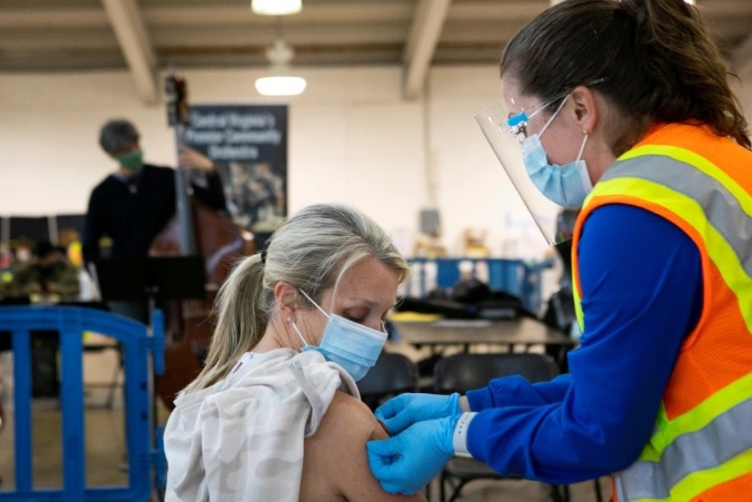 Một người dân được tiêm vắc xin Covid-19 ở Mỹ. ẢNH: REUTERS Một người dân được tiêm vắc xin Covid-19 ở Mỹ. ẢNH: REUTERS