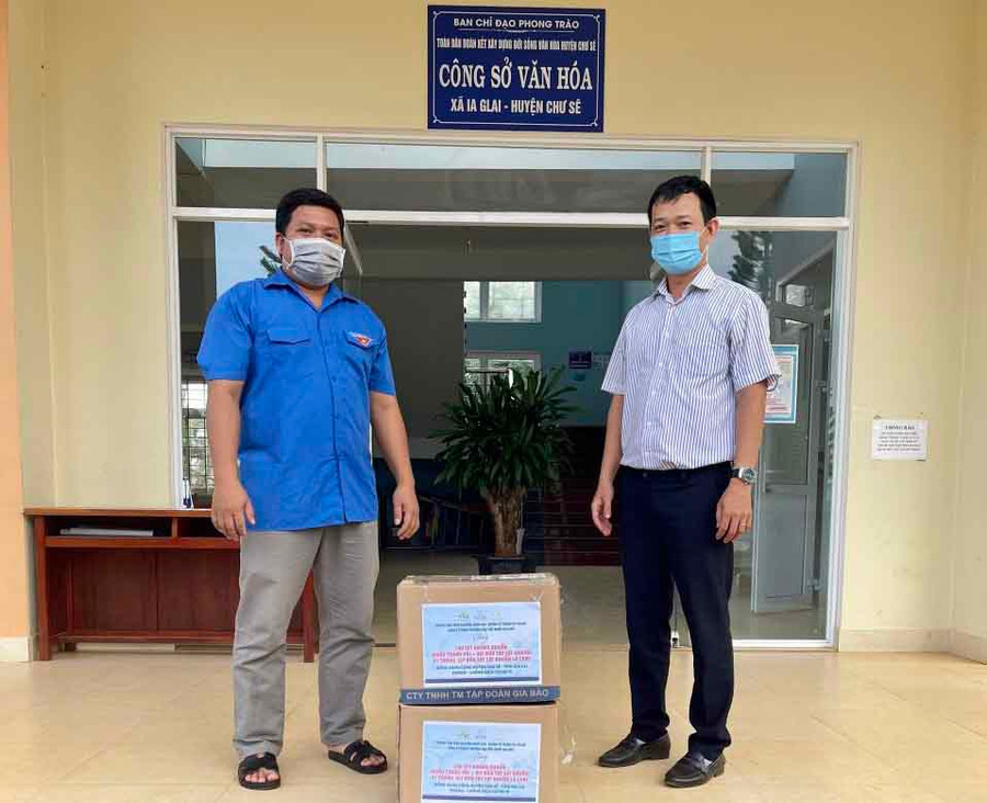 27-6-2021Huyện Đoàn Chư Sê hỗ trợ vật tư, hóa chất phòng-chống dịch tại xã Ia Glai. Ảnh Như Nguyện