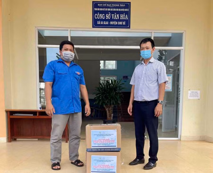 27-6-2021Huyện Đoàn Chư Sê hỗ trợ vật tư, hóa chất phòng-chống dịch tại xã Ia Glai. Ảnh Như Nguyện