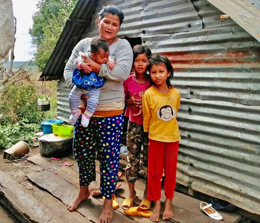 Nhiều năm qua, Ksor Sao (áo vàng) phải cùng bố mẹ và các em sống trong căn nhà tôn dột nát. Ảnh Trần Dung