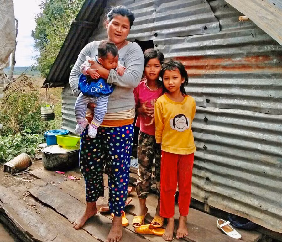 Nhiều năm qua, Ksor Sao (áo vàng) phải cùng bố mẹ và các em sống trong căn nhà tôn dột nát. Ảnh Trần Dung