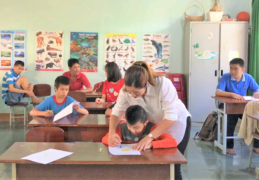 Lớp học đặc biệt của cô giáo H’Khuyn luôn đông vui trước khi tình hình dịch Covid-19 diễn biến phức tạp. Ảnh: Trần Dung