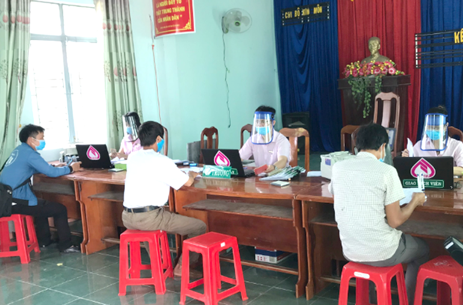 Phòng Giao dịch Ngân hàng Chính sách Xã hội huyện Phú Thiện giải ngân vốn vay cho người dân xã Chư A Thai. Ảnh: Sơn Ca Phòng Giao dịch Ngân hàng Chính sách Xã hội huyện Phú Thiện giải ngân vốn vay cho người dân xã Chư A Thai. Ảnh: Sơn Ca