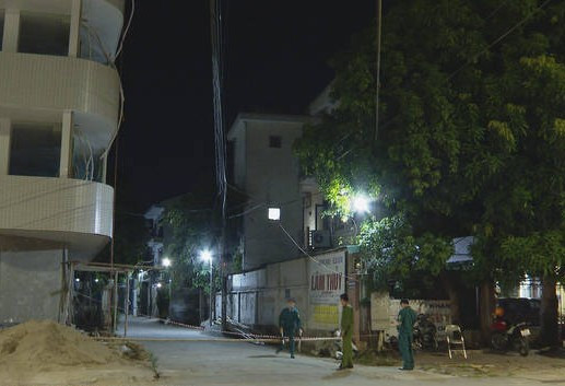 Lực lượng chức năng phong tỏa tuyến đường gần nhà nam nhân viên ngân hàng dương tính với SARS-CoV-2. Ảnh: Đức Ngọc Lực lượng chức năng phong tỏa tuyến đường gần nhà nam nhân viên ngân hàng dương tính với SARS-CoV-2. Ảnh: Đức Ngọc