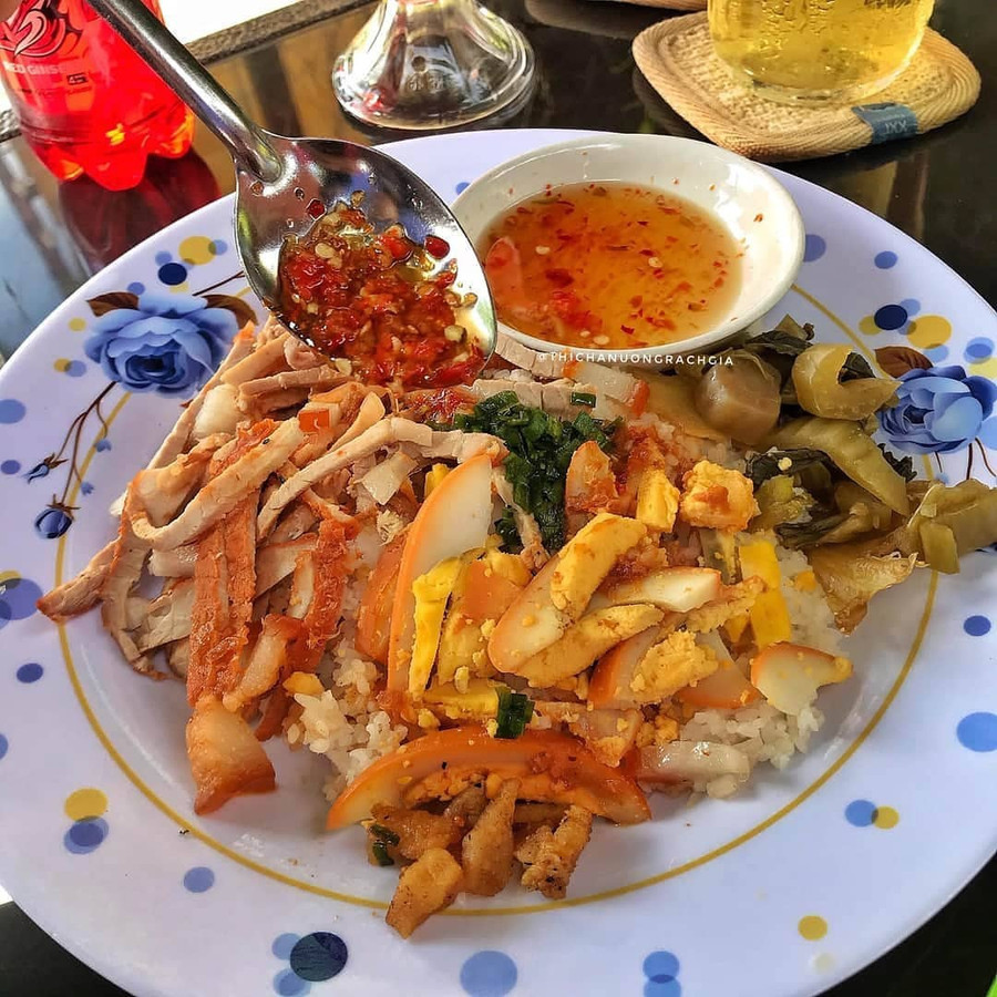 Tất cả các thành phần trên dĩa cơm như sườn nướng, bì và trứng kho cũng đều được cắt nhỏ. (Ảnh: anuongrachgia68).