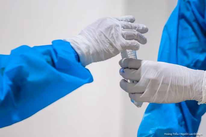  Lấy mẫu xét nghiệm Covdi-19 tại TP HCM