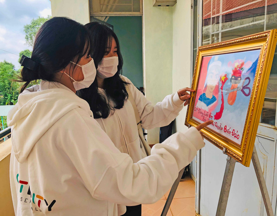 Các em học sinh tham quan tranh vẽ lọt vào vòng chung khảo cuộc thi vẽ tranh Em yêu biển đảo Việt Nam. Ảnh Phan Lài (1)