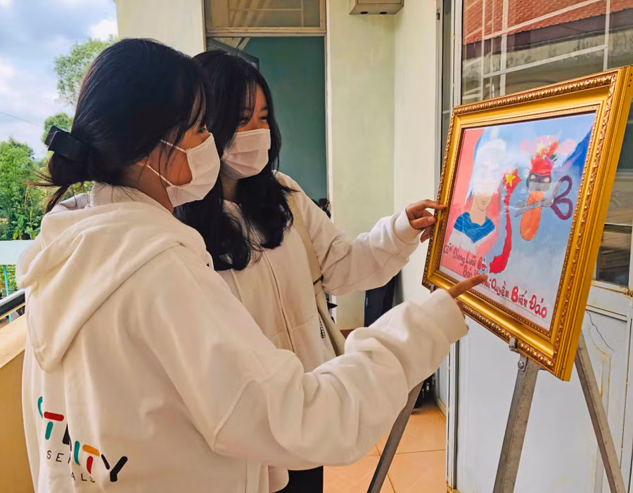 Các em học sinh tham quan tranh vẽ lọt vào vòng chung khảo cuộc thi vẽ tranh Em yêu biển đảo Việt Nam. Ảnh Phan Lài (1)