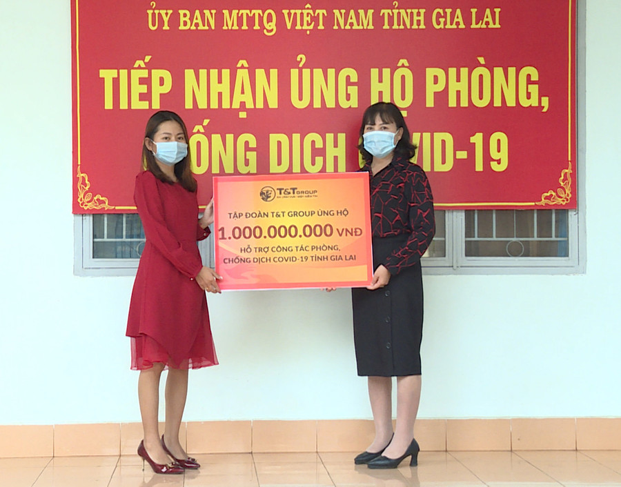 Đại diện Ủy ban MTTQ Việt Nam tỉnh tiếp nhận số tiền ủng hộ phòng-chống dịch Covid-19 từ Tập đoàn T&T. Ảnh: Phương Duyên