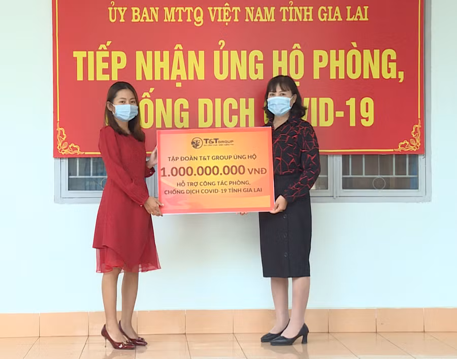 Đại diện Ủy ban MTTQ Việt Nam tỉnh tiếp nhận số tiền ủng hộ phòng-chống dịch Covid-19 từ Tập đoàn T&T. Ảnh: Phương Duyên