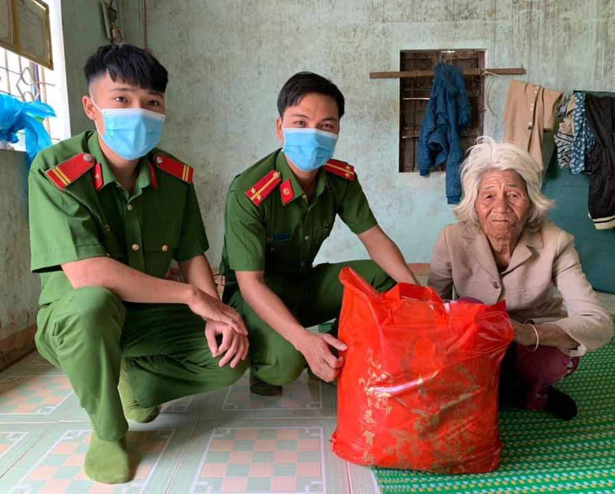 Công an huyện Đak Pơ tặng quà cho người già neo đơn. Ảnh: Lê Anh Công an huyện Đak Pơ tặng quà cho người già neo đơn. Ảnh: Lê Anh