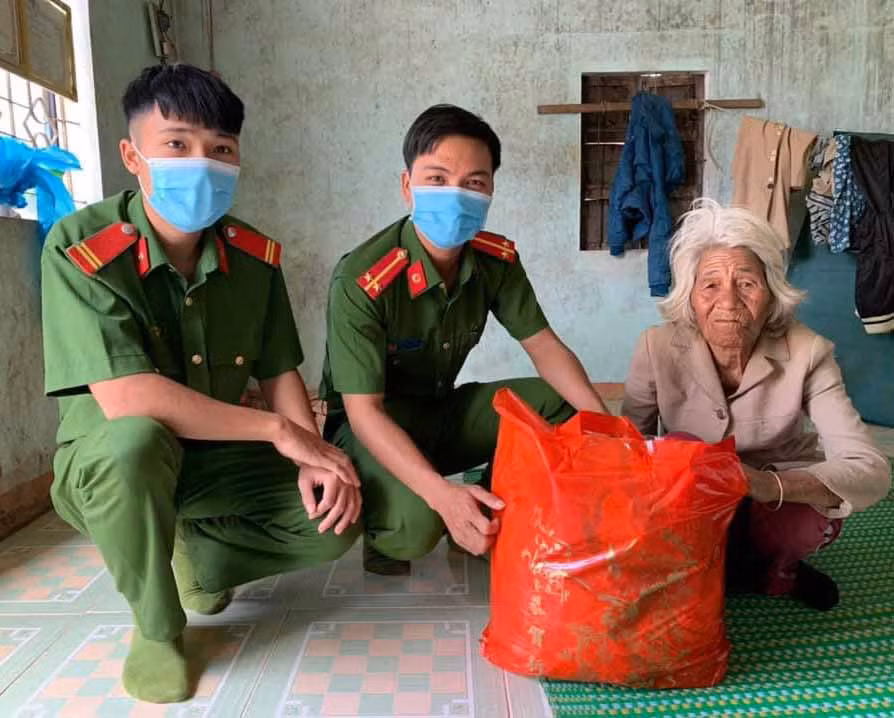Công an huyện Đak Pơ tặng quà cho người già neo đơn. Ảnh: Lê Anh
