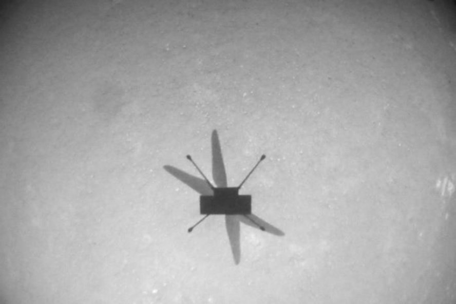 Trực thăng sao Hỏa Ingenuity trong chuyến bay thứ 8 trên hành tinh đỏ. Ảnh: NASA