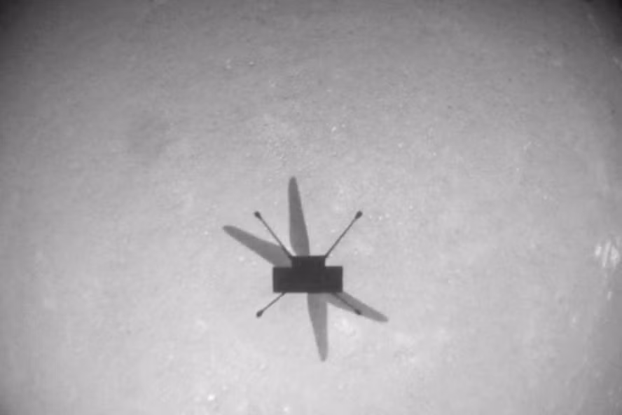 Trực thăng sao Hỏa Ingenuity trong chuyến bay thứ 8 trên hành tinh đỏ. Ảnh: NASA