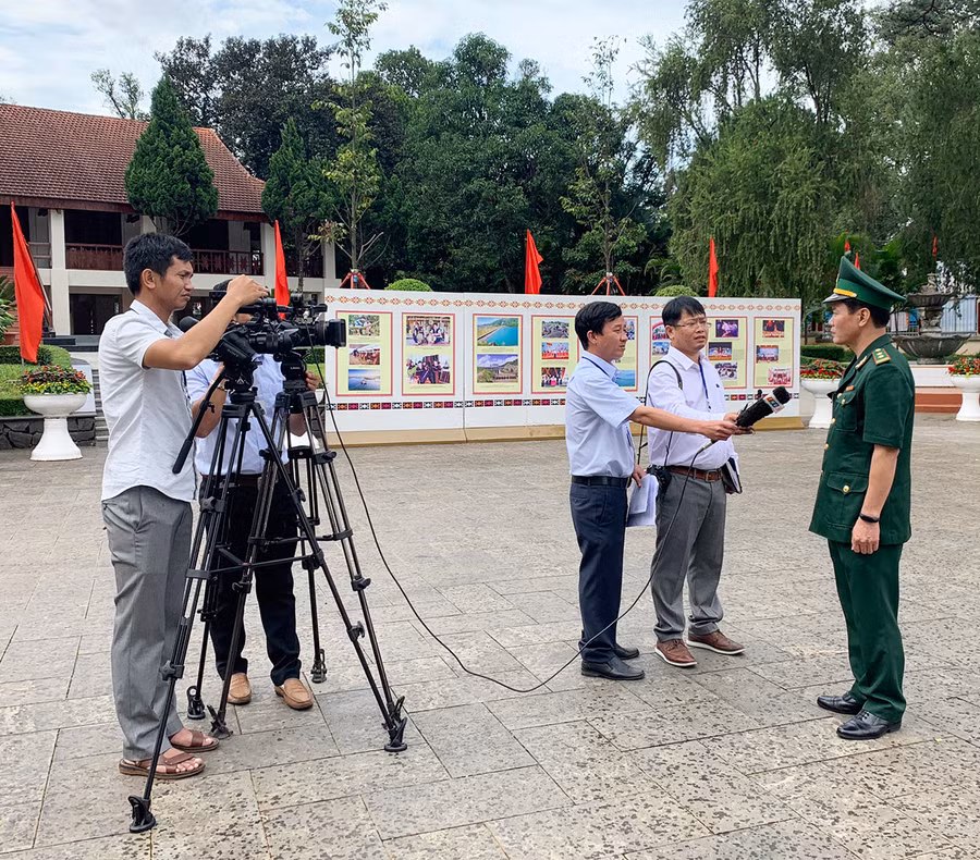  Phóng viên Báo Gia Lai, Đài Phát thanh-Truyền hình tỉnh tác nghiệp tại Đại hội đại biểu Đảng bộ tỉnh lần thứ XVI (nhiệm kỳ 2020-2025). Ảnh: Phương Vi