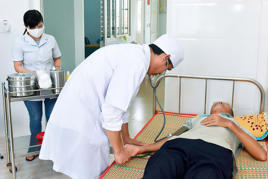 11.Người dân xã Đak Ta Ley được khám-chữa bệnh bằng thẻ Bảo hiểm y tế.