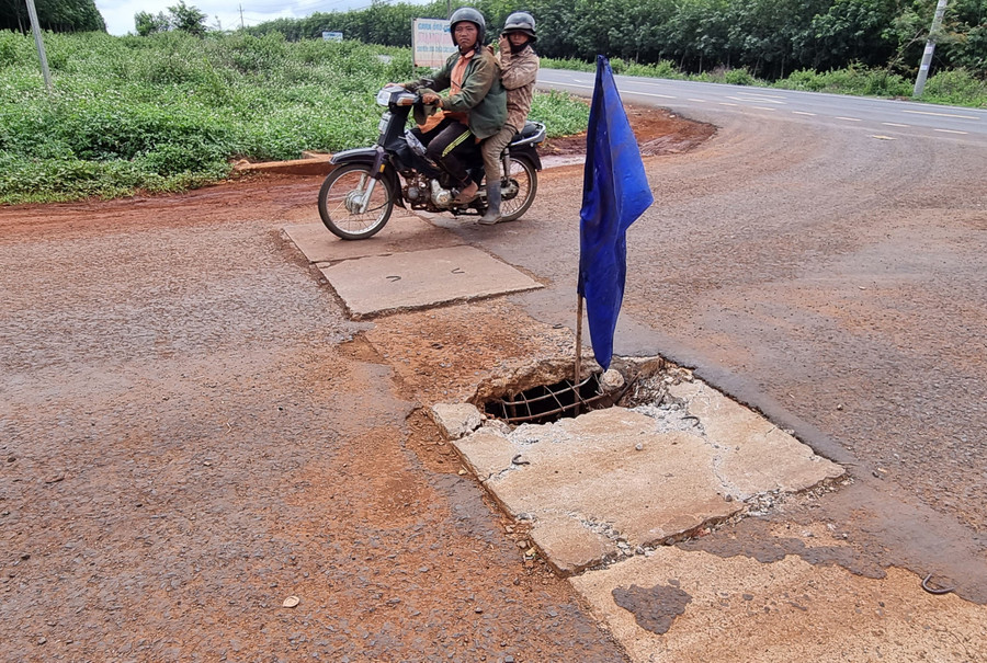  Nắp cống nằm giữa đường liên xã bị vỡ (ảnh chụp lúc 14 giờ ngày 7-6-2021). Ảnh: Hà Phương