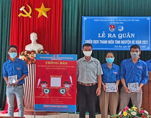 Đại diện Công ty TNHH Việt Phú An trao tặng bảng khai báo y tế qua mã QR CODE cho các xã, thị trấn. Ảnh: Hà Phương Đại diện Công ty TNHH Việt Phú An trao tặng bảng khai báo y tế qua mã QR CODE cho các xã, thị trấn. Ảnh: Hà Phương