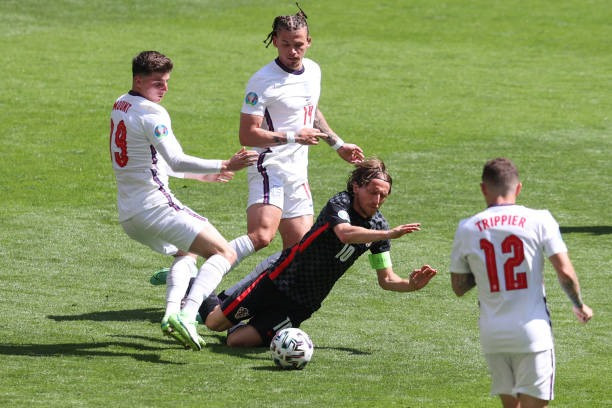 Modric bị các cầu thủ Anh theo rất sát. Ảnh: AFP Modric bị các cầu thủ Anh theo rất sát. Ảnh: AFP