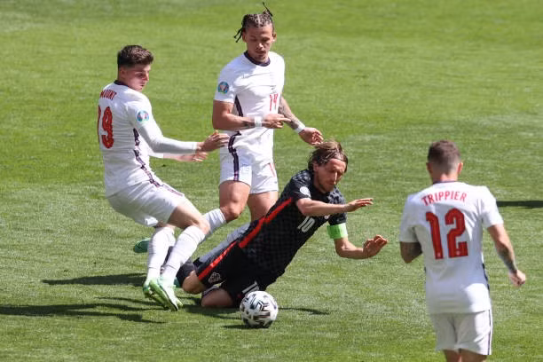 Modric bị các cầu thủ Anh theo rất sát. Ảnh: AFP