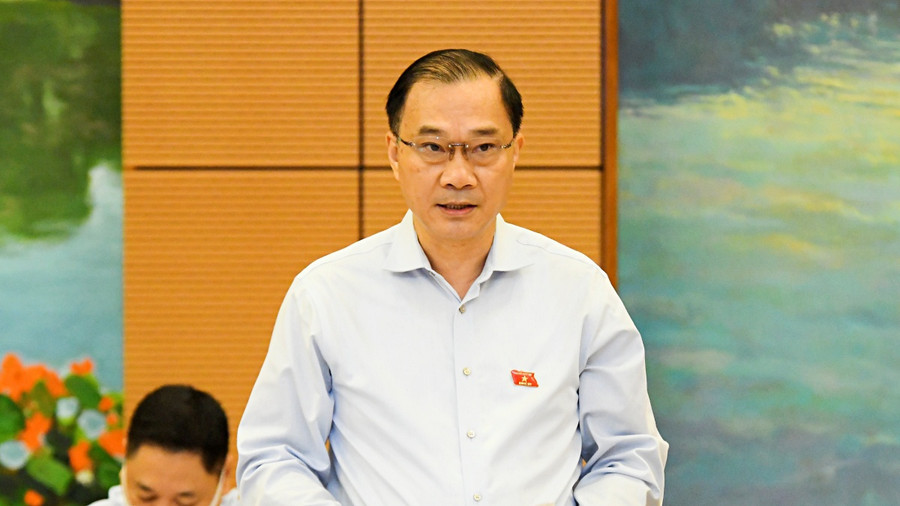 Chủ nhiệm Ủy ban Kinh tế Vũ Hồng Thanh trình bày báo cáo thẩm tra về tình hình kinh tế - xã hội 6 tháng đầu năm 2021 - ẢNH MINH THÀNH