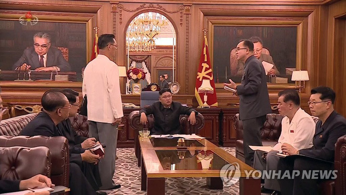  Nhà lãnh đạo Triều Tiên Kim Jong-un (giữa) chủ trì một cuộc họp các quan chức cấp cao. Ảnh: Yonhap