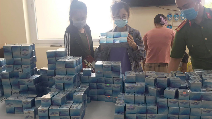 Lực lượng chức năng thu giữ gần 1 tấn mỹ phẩm giả - Ảnh Kiến Trần  Lực lượng chức năng thu giữ gần 1 tấn mỹ phẩm giả - Ảnh Kiến Trần