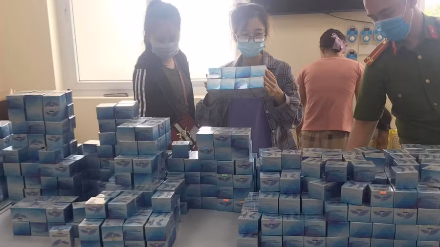  Lực lượng chức năng thu giữ gần 1 tấn mỹ phẩm giả - Ảnh Kiến Trần