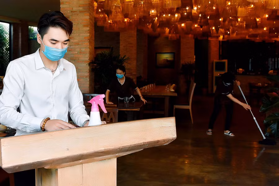 Các nhà hàng, quán ăn thường xuyên dọn vệ sinh để phòng-chống dịch bệnh. 