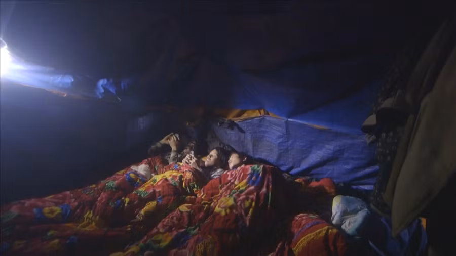 Những người xây cáp nghỉ đêm trong những căn lều bạt thô sơ trên đỉnh Fansipan