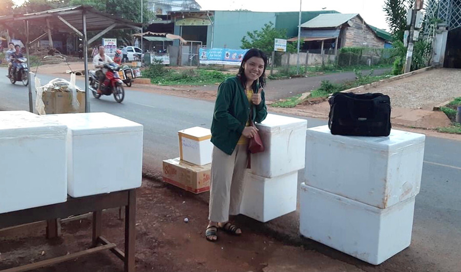 Chị Lê Thị Kiều Dung bên số hàng nấm mối đã được đóng thùng xốp bảo quản, sẵn sàng lên đường đi các tỉnh miền Đông Nam Bộ. Ảnh: Lê Hòa
