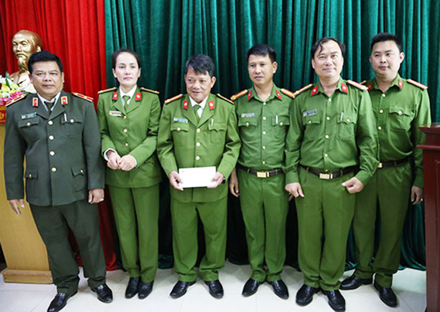 Thượng tá Trịnh Quang Thiệp (thứ 3 từ phải sang) cùng lãnh đạo Phòng Cảnh sát Điều tra tội phạm về Ma túy nhận khen thưởng của Giám đốc Công an tỉnh Gia Lai sau khi phá chuyên án ma túy lớn (ảnh chụp tháng 1-2021). Ảnh: Lê Gia Thượng tá Trịnh Quang Thiệp (thứ 3 từ phải sang) cùng lãnh đạo Phòng Cảnh sát Điều tra tội phạm về Ma túy nhận khen thưởng của Giám đốc Công an tỉnh sau khi phá chuyên án ma túy lớn (ảnh chụp tháng 1-2021). Ảnh: Lê Gia