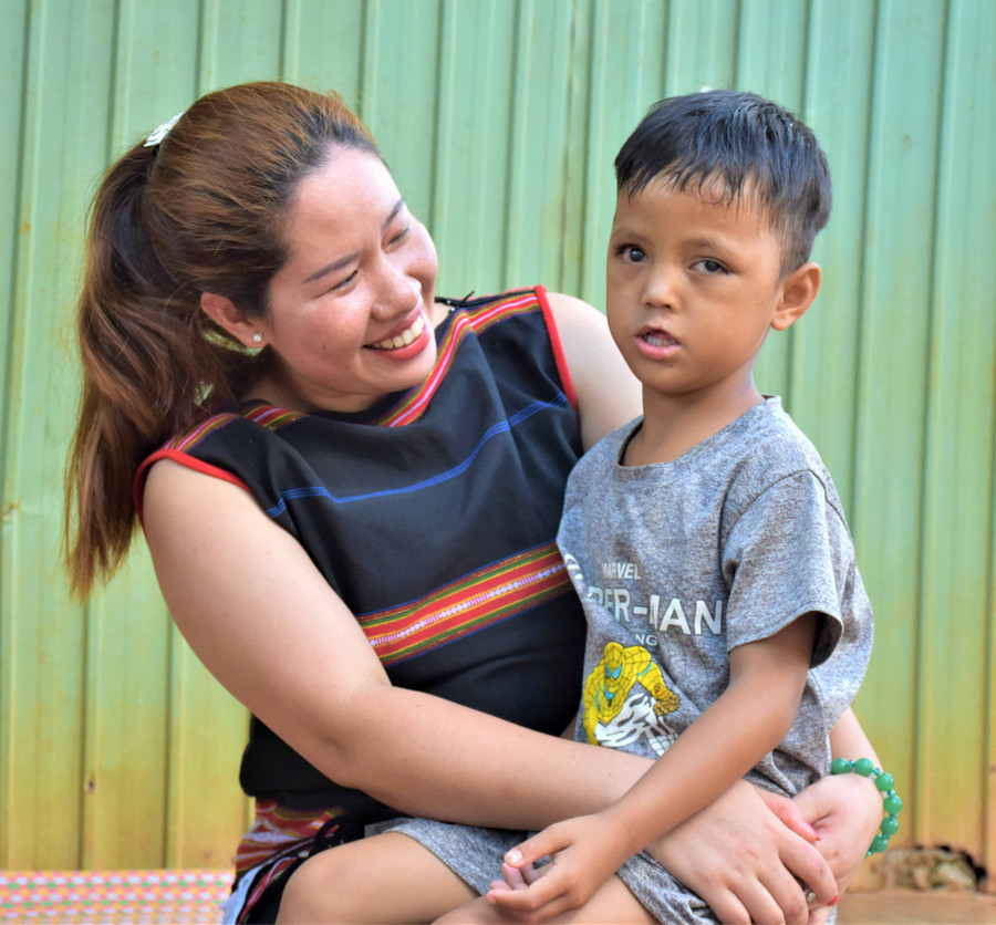 Chị H’Khuyn đã dành cã tuổi trẻ của mình để chăm sóc, dạy dỗ những đứa trẻ kém may mắn. Ảnh: Trần Dung