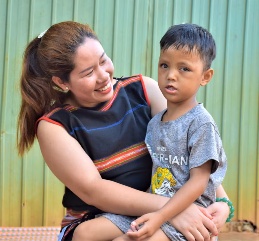 Chị H’Khuyn đã dành cã tuổi trẻ của mình để chăm sóc, dạy dỗ những đứa trẻ kém may mắn. Ảnh: Trần Dung