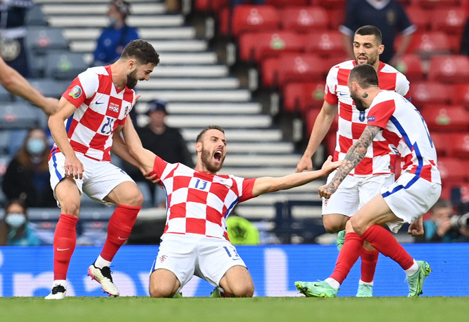 Nicola Vlasic (13) sau bàn mở tỉ số cho Croatia