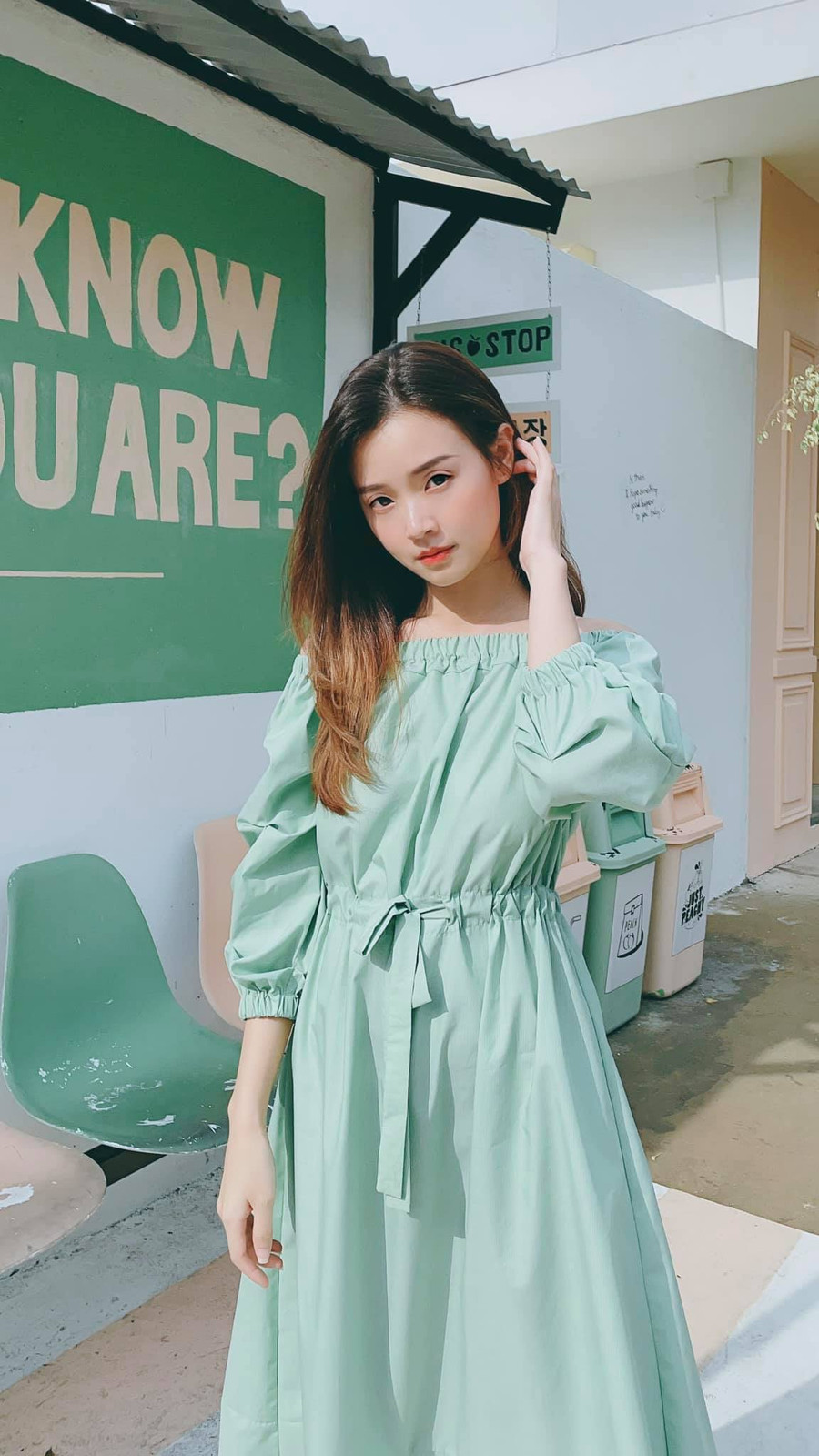 Khi diện mẫu đầm vai chun có thể kéo lên kéo xuống, tay phồng xanh mint thắt dây eo, Midu trông càng thanh mảnh và xinh đẹp hơn. Kiểu đầm này khá chiều vóc dáng người mặc khi có thể che giấu nhiều khuyết điểm cơ thể bằng cách điều chỉnh dây thắt theo vòng eo người mặc.