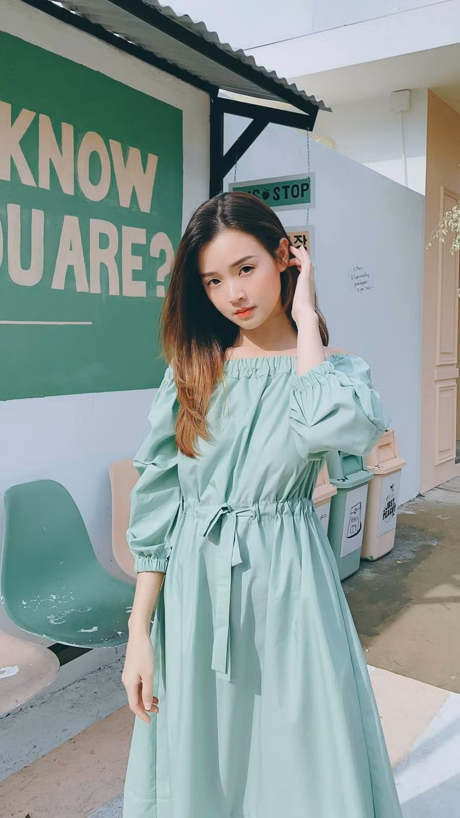 Khi diện mẫu đầm vai chun có thể kéo lên kéo xuống, tay phồng xanh mint thắt dây eo, Midu trông càng thanh mảnh và xinh đẹp hơn. Kiểu đầm này khá chiều vóc dáng người mặc khi có thể che giấu nhiều khuyết điểm cơ thể bằng cách điều chỉnh dây thắt theo vòng eo người mặc.