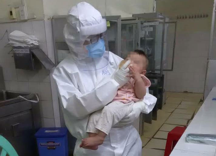 Hình ảnh nữ bác sĩ lấy sữa của mình cho bệnh nhi 7 tháng tuổi- ẢNH: NVCC Hình ảnh nữ bác sĩ lấy sữa của mình cho bệnh nhi 7 tháng tuổi- ẢNH: NVCC