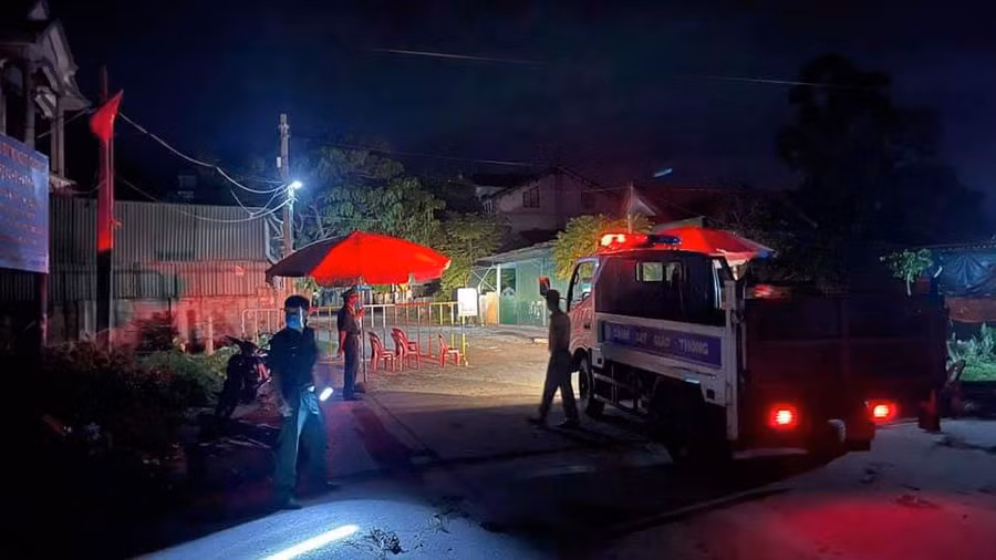  Trong đêm 11.6, lực lượng chức năng đã lập 6 chốt, phong tỏa 1.200 người dân - Ảnh Phạm Đức