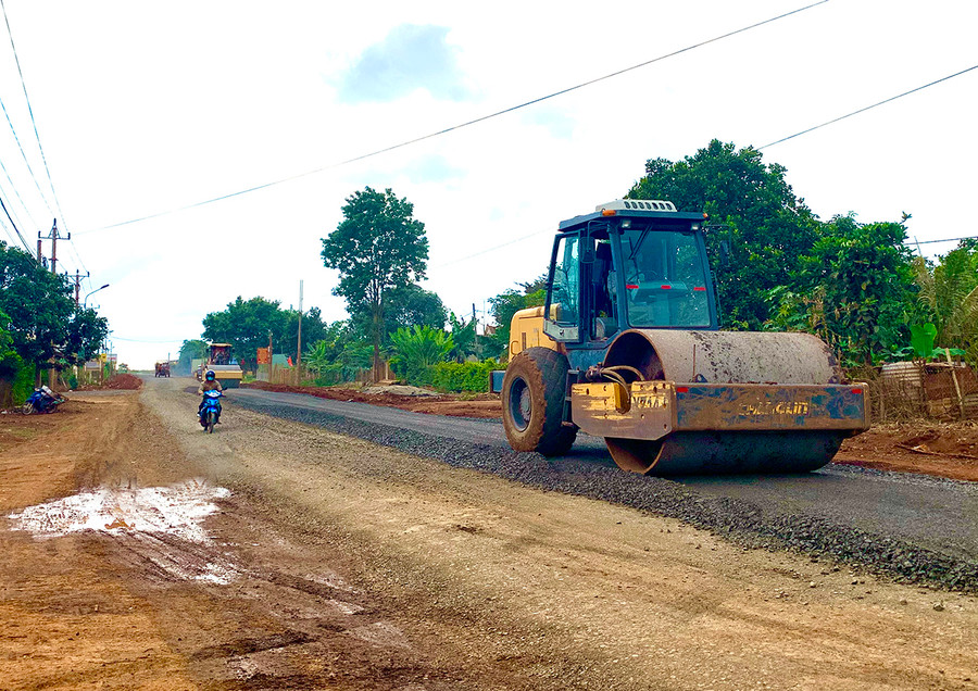 Tỉnh lộ 665-tuyến giao thông huyết mạch của huyện Chư Prông đang được triển khai thi công. Ảnh Hà Duy