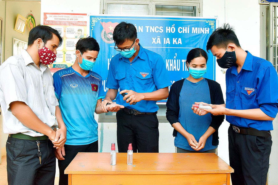 Tại các trụ sở làm việc đều được trang bị nước rửa tay sát khuẩn và yêu cầu người dân đeo khẩu trang 100%.