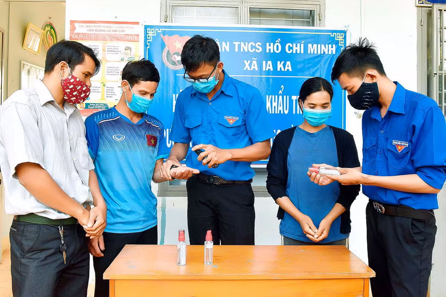 Tại các trụ sở làm việc đều được trang bị nước rửa tay sát khuẩn và yêu cầu người dân đeo khẩu trang 100%.