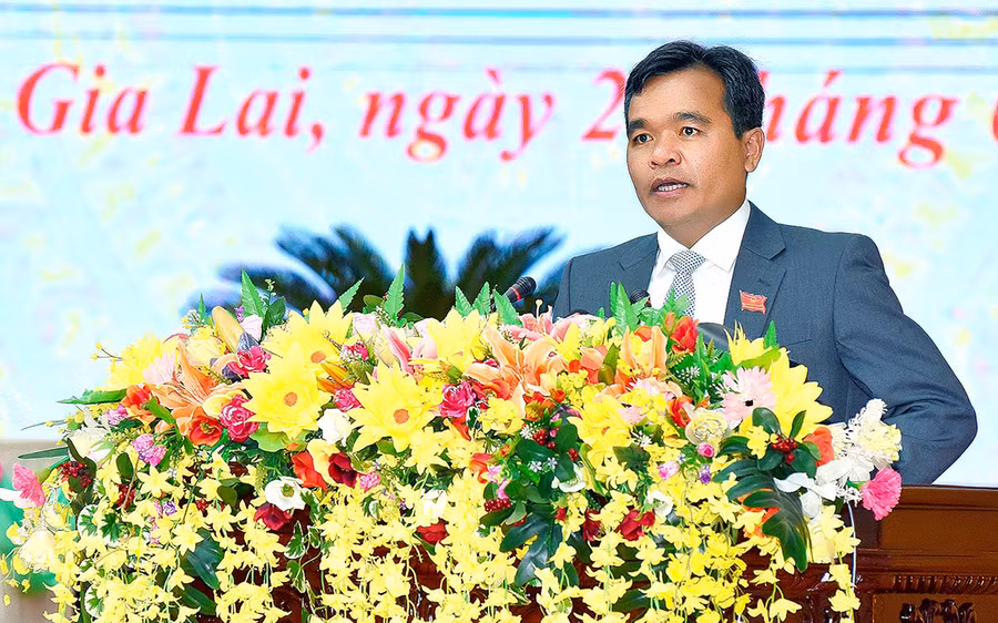  Đồng chí Hồ Văn Niên-Ủy viên Ban Chấp hành Trung ương Đảng, Bí thư Tỉnh ủy, Trưởng đoàn đại biểu Quốc hội tỉnh khóa XIV, Chủ tịch HĐND tỉnh phát biểu bế mạc kỳ họp. Ảnh: Đức Thụy