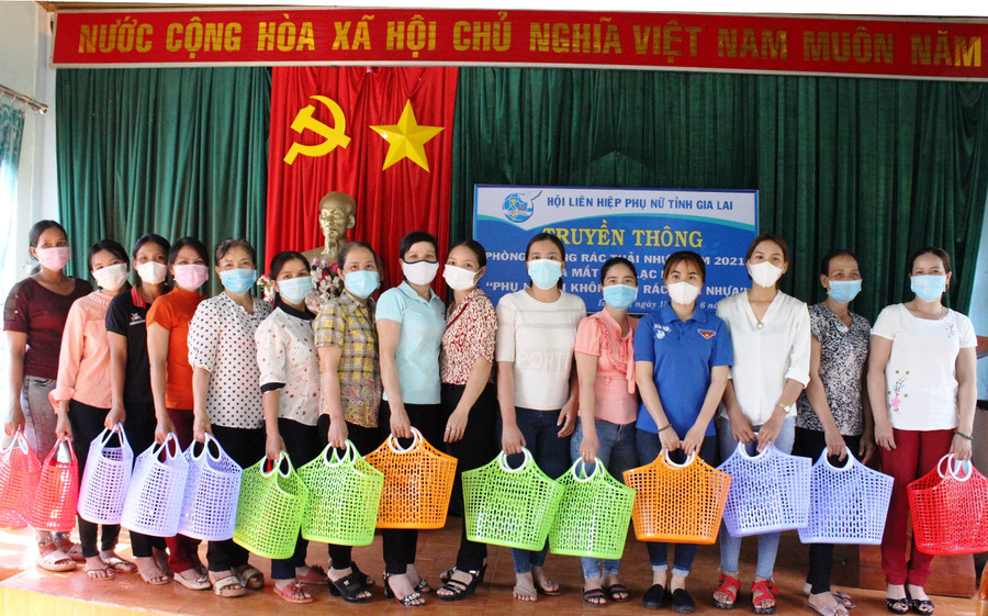 Hội Liên hiệp Phụ nữ huyện Ia Grai tặng giỏ nhựa cho hội viên, phụ nữ xã Ia Krai. Ảnh: Phan Thương  Hội Liên hiệp Phụ nữ huyện Ia Grai tặng giỏ nhựa cho chị em xã Ia Krăi- Ảnh: Phan Thương