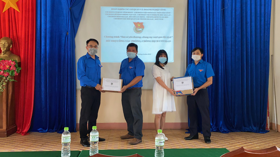 Đại diện các tổ chức Đoàn trực thuộc Đoàn khối các Cơ quan và Doanh nghiệp tỉnh trao tặng nhu yếu phẩm, vật dụng y tế cho Huyện Đoàn Chư Sê. Ảnh: Thủy Bình Đại diện các tổ chức Đoàn trực thuộc Đoàn khối các Cơ quan và Doanh nghiệp tỉnh trao tặng nhu yếu phẩm, vật dụng y tế cho Huyện Đoàn Chư Sê. Ảnh Thủy Bình