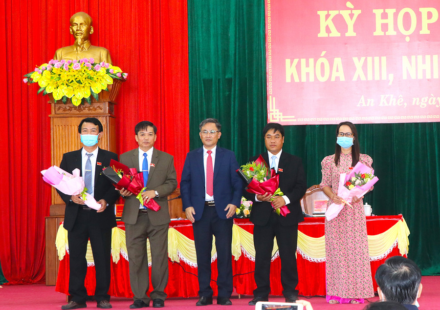 Ông Đinh Văn Cương (thứ 2 từ phải sang, Phó Bí thư Thường trực Thị ủy An Khê) được bầu giữ chức Chủ tịch HĐND thị xã khóa XIII (nhiệm kỳ 2021-2026). Ảnh: Ngọc Minh Ông Đinh Văn Cương (thứ 2 bên phải)-Phó Bí thư Thường trực Thị ủy An Khê được bầu giữ chức Chủ tịch HĐND thị xã khóa XIII (nhiệm kỳ 2021-2026). Ảnh: Ngọc Minh