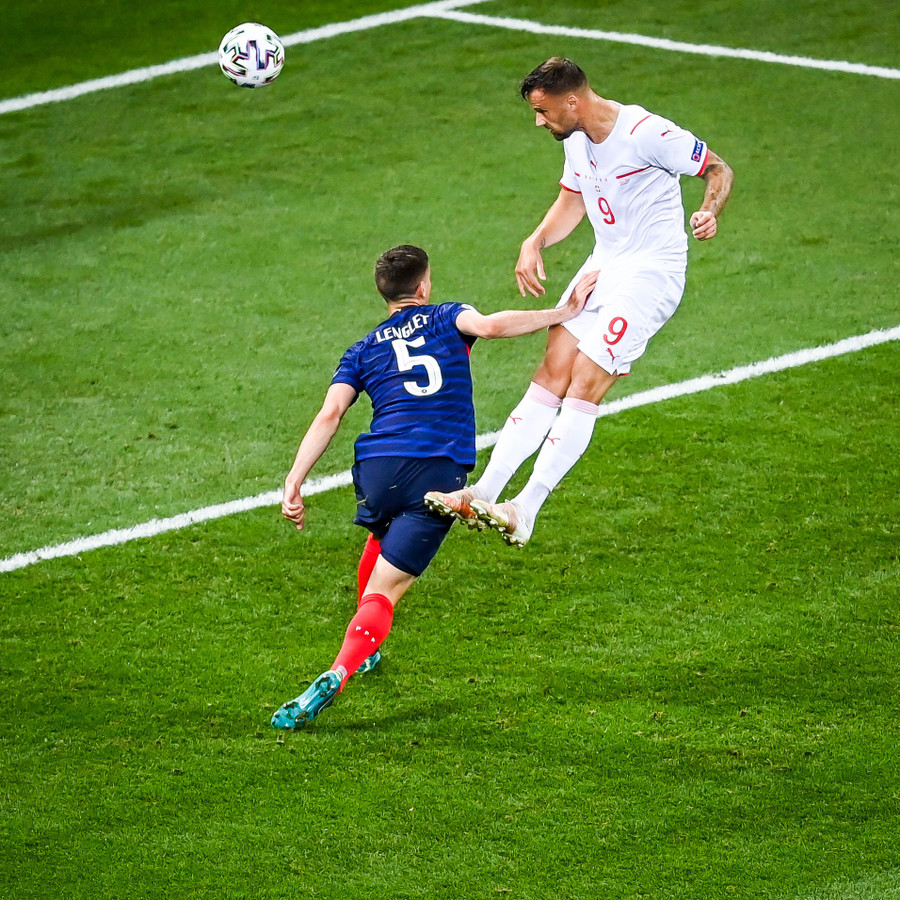 Tiền đạo Haris Seferovic ghi 2 bàn cho tuyển Thụy Sĩ sau các pha đánh đầu hiểm hóc. Ảnh: AFP